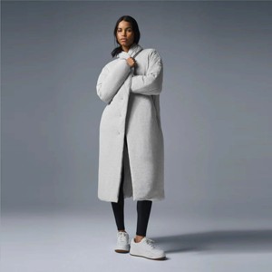 Long manteau matelassé personnalisé pour femmes Manteau d'hiver matelassé pleine longueur avec isolation et col haut pour un maximum de chaleur et de style - Product Image 1