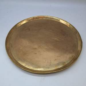 Bandeja de Servicio de Latón Hecha a Mano, Acabado Dorado, Elegante Artesanía, Ideal para Hogares de Lujo, Servicios de Catering o Eventos - Product Image 5