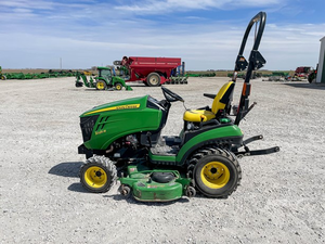 Tractor compacto de pocas horas de uso, 30HP/40HP, similar al John Deere 1025R de 24HP, 4x4, tractor utilitario subcompacto con cargador, en venta. - Product Image 6