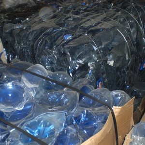Botellas de agua de plástico PC (POLICARBONATO) Balas de color azul claro o chatarra molida/residuos para reciclaje. - Product Image 2