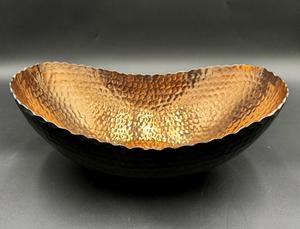 Bol de service en métal martelé, bol à fruits ou à salade, finition noir et or, fabriqué en Inde, artisans indiens, couverts en métal, B2B accepté - Product Image 4