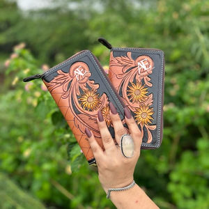 Pochette en cuir usiné à fleurs gaufrées de style occidental sac à main conçu pour femmes vente chaude pochette à la mode en cuir usiné de taille compacte - Product Image 1