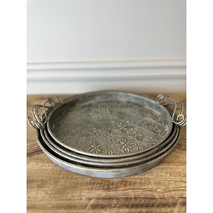 Bandeja de servicio rectangular de plata moderna con diseño texturizado y base resistente, ideal para exhibir y entretener con estilo en el hogar - Product Image 3