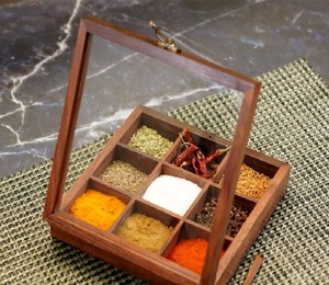 Boîte à épices en bois faite à la main avec cuillère Organisateur avec couvercle Boîte à épices en bois artistique et chambres à épices divisées - Product Image 1