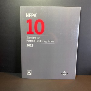 NFPA 10: Norme pour les extincteurs portatifs 2022 | Guide complet de conformité à la sécurité incendie Édition brochée (VENTE EN GROS) - Product Image 1