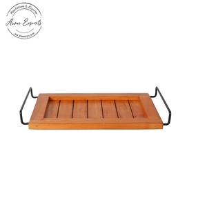 Plateau de service élégant en bois fait à la main avec poignées en fer noir élégant et fonctionnel pour une utilisation en cuisine pour la décoration de collations de petit déjeuner - Product Image 1