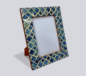 Cadre photo en bois décoratif de luxe fait à la main avec incrustations d'os et motif de treillis marocain bleu sarcelle pour table - Product Image 6