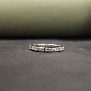 Impresionante Anillo de Eternidad de Diamantes de Acero Inoxidable, Anillo de Banda Único y Moderno Unisex para Regalo de Cumpleaños - Product Image 2