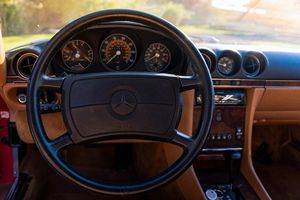 รถเบนซ์ M-ercedes-Benz 560SL ปี 1987 สภาพดี ไม่มีการตั้งราคาขั้นต่ำ วิ่ง 74 พันไมล์ เครื่องยนต์ V8 สีแดงสด พร้อมหลังคาแข็ง ไม่ได้ดัดแปลงมากนัก - Product Image 3