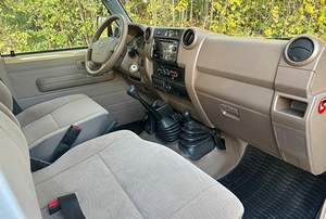 Toyota Land Cruiser GRJ 79 2023, très propre, pick-up double cabine, hard top, conduite à gauche, boîte manuelle, sièges en cuir - Product Image 5