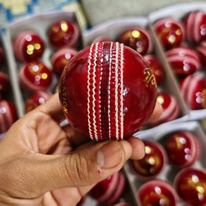 Balles de cricket en cuir véritable de haute qualité Conception personnalisée Meilleure vente - Product Image 1