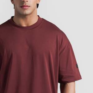 เสื้อยืด GA Prime Tee 2.0 สำหรับผู้ชาย ทรงหลวม พิมพ์ลายสกรีน ผ้าไหมพิมพ์ลายสกรีน สีแดงเลือดหมู ทรงเข้ารูป เนื้อผ้านุ่ม - Product Image 5