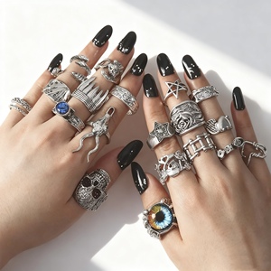 مجموعة من 20 خاتمًا قابلًا للتكديس بتصميم قوطي داكن، خواتم فضية مطلية بنمط الجمجمة والعنكبوت والهيكل العظمي واليد مع طلاء بالزيت للرجال والنساء - Product Image 1