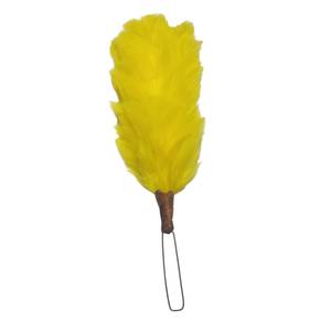 Pluma de gallina con colores de la bandera ucraniana, adornada con un diseño de patrón natural, diseñada para ser usada en decoraciones de boda. - Product Image 3