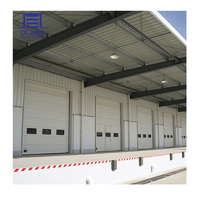 Porte sectionnelle industrielle relevable, coupe-vent et isolée, acier avec mousse PU, pour quais logistiques