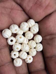 Perles en os blanc sculptées à la main, naturelles, durables, artisanales, fournitures pour la fabrication de bijoux, vente en gros, rondes/plates rondes polies - Product Image 4