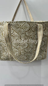 Sac fourre-tout en coton matelassé vintage avec broderie florale à fermeture ouverte et impression de blocs à la main pour faire du shopping ou passer la nuit à la plage - Product Image 5