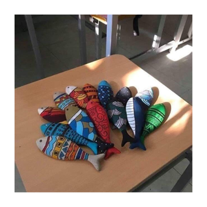 Adorno de pez de madera artesanal elaborado con madera sostenible y diseñado para su uso en decoración artística del hogar - Product Image 6