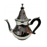 Ensemble de café et de thé marocain Dallah aux designs élégants, tasse dorée, métal isolé, luxe royal, écologique, haute qualité