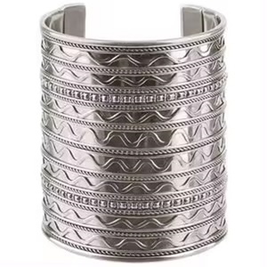 Pulsera de latón ancho dorado, accesorio de última tendencia, brazalete ancho de diseño antiguo, pulsera unisex - Product Image 2