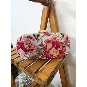 Pochette de soirée en satin brodée florale et perlée avec bandoulière et fermeture à rabat - Sac de soirée doublé en polyester - Product Image 1