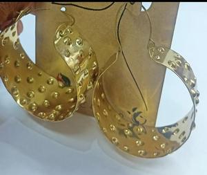 Pendiente liso con acabado de martillo de gran calidad superventas, pendiente colgante chapado en oro mate de latón para fiesta de chica a la moda - Product Image 3