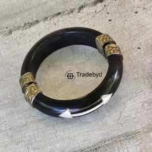 Brazaletes de madera artísticos hechos a mano para mujeres con estilo, joyería a granel por Tradebyd - Product Image 1