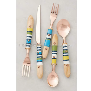 Ensemble de couverts en acier inoxydable or rose avec manche en bois coloré Vaisselle écologique et durable pour mariage et affaires - Product Image 3