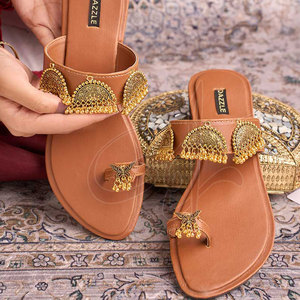 Adornos de Hierro en Forma de D con Diseño Tintado, Antideslizantes, a la Moda, Colección de Calzado de Alta Calidad Kolhapuri - Product Image 4