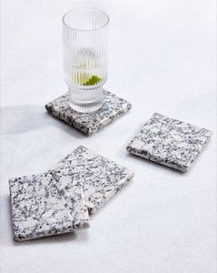 Sous-verres ronds en granit gris foncé de qualité supérieure pour une protection durable et élégante des bars et tables modernes - Product Image 2