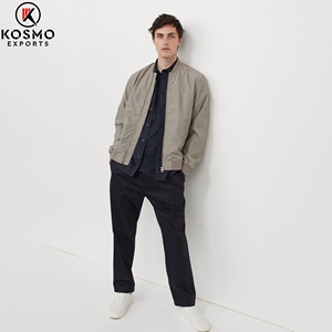 เสื้อแจ็คเก็ตบอมเบอร์มีฮู้ดคุณภาพสูง สกรีนโลโก้ได้ตามต้องการ กันน้ำ ระบายอากาศได้ดี เหมาะสำหรับฤดูหนาว ซิปแบบซอฟต์เชลล์ น้ำหนัก 320 กรัม สำหรับผู้ชาย ใส่ได้ทั้งภายนอกและภายใน - Product Image 2