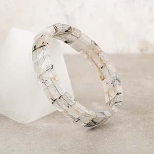 กำไลข้อมือหินควอตซ์รูทิเลเต็ดทรงสี่เหลี่ยมเจียรแบบกว้าง - Product Image 2