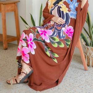 Java Garden Goddess Kaftan Robe en rayonne imprimée artistique avec motif d'harmonie pour femme et fleur d'Indonésie - Product Image 6