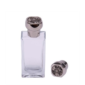 Flacon de parfum en alliage de zinc avec pulvérisateur et bouchon argenté - Product Image 1