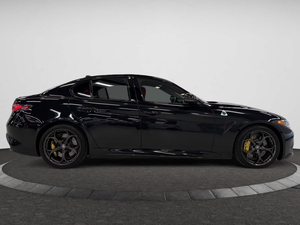 Nuevo Alfa Romeo Giulia Quadrifoglio 2024, Volante a la Izquierda, Asientos de Cuero, Interior Claro, Techo Panorámico - Product Image 6