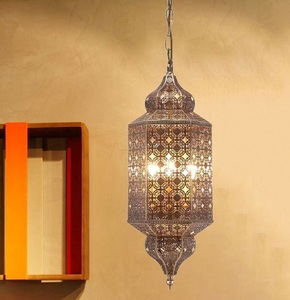 Hermosa linterna colgante marroquí de hierro metálico con ricos detalles artesanales que aportan elegancia y calidez a cualquier entorno - Product Image 3