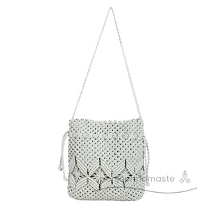 กระเป๋าแมคคราเม่ทำด้วยมือสีขาวเปิดด้ามไม้ | กระเป๋าถือสไตล์โบฮีเมียนเก๋ไก๋ | กระเป๋าถือผ้าแคนวาสแบบยั่งยืนสำหรับใช้ในชีวิตประจำวัน - Product Image 4