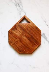 La tabla de cortar de madera hecha a mano es una verdadera mezcla de elegancia artística contraste natural de tonos cálidos rojizos y dorados - Product Image 2