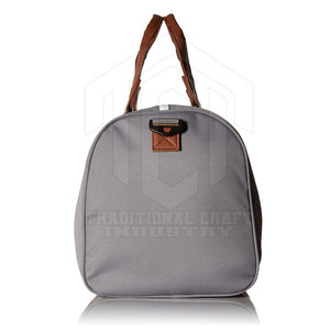 Sacs de sport de grande capacité personnalisés de haute qualité pour une utilisation en extérieur, doublure en polyester imperméable, durables, fabriqués au Pakistan - Product Image 4