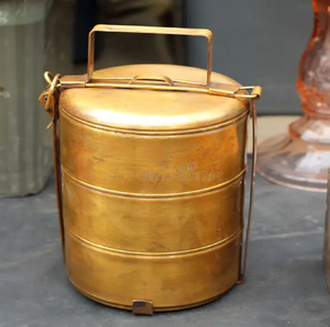 Vente en gros de boîte à lunch tiffin empilable en cuivre et laiton martelé et gravé à la main du Mid-20th siècle avec fourchette et cuillère pratiques - Product Image 3