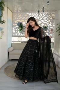 Élégant designer noir lehenga choli pour les mariages et les événements, les coutures de haute qualité vendus en vrac à des prix abordables. - Product Image 2