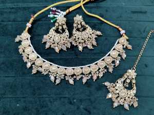 Delicado Conjunto de Joyería Tradicional India con Collar, Pendientes y Maang Tikka para Boda, Gargantilla de Plata con Diamantes - Product Image 3