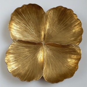 Serveur de fruits secs décoratif en aluminium avec trois bols à feuilles connectés en finition or brillant Artisan Made for Elegant Dining - Product Image 5