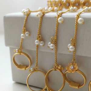 Ensemble de bijoux vintage pakistanais Polki avec des motifs dorés complexes, Maang Tikka rond, boucles d'oreilles Chandbali surdimensionnées et perles festonnées - Product Image 2