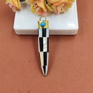 Colgante de Cuerno de Búfalo Natural, Ecológico, Hecho a Mano en India, Estilo Amor - Product Image 1