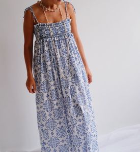 เดรสยาวสไตล์โบฮีเมียนลายดอกไม้สำหรับผู้หญิง พร้อมลายพิมพ์บล็อกสีน้ำเงินแบบทำมือ แขนกุด เหมาะสำหรับใส่ไปเที่ยวทะเลในฤดูร้อน สายคล้องไหล่ปรับได้ - Product Image 1