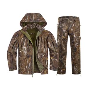 Ensemble de chasse isolé en toile imperméable, respirant et coupe-vent, camouflage ton terre, résistant aux flammes, vêtements de performance pour hommes - Product Image 1