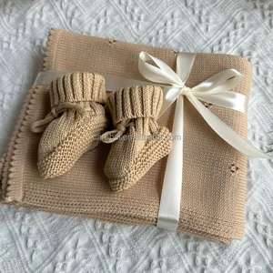 Nouveau-né 2 pièces couverture en <span class=keywords><strong>tricot</strong></span> de coton le plus doux et chaussons broderie nom personnalisé ensemble cadeau couvertures <span class=keywords><strong>d</strong></span>'<span class=keywords><strong>emmaillotage</strong></span> chaussettes infantile - Product Image 6