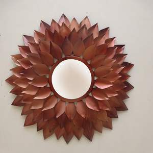 Miroir mural Art déco fabriqué à la main en métal de haute qualité avec un design feuillu pour l'esthétique de la maison - Product Image 1