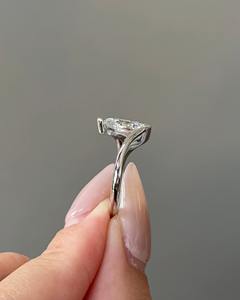 Anillo de compromiso de mujer de moissanita de 2 quilates chapado en oro de primera calidad redondo brillante VVS2 MOQ 1 en venta al por mayor y barato - Product Image 3